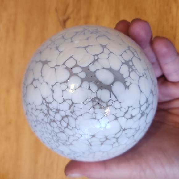 White glass ball ornament, heavy, mosaic style - Picture 3 of 4